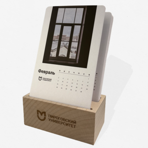 Календарь в деревянной подставке с логотипом