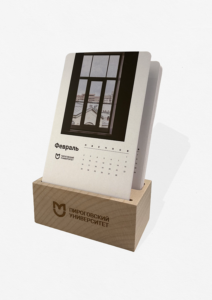 Календарь в деревянной подставке с логотипом